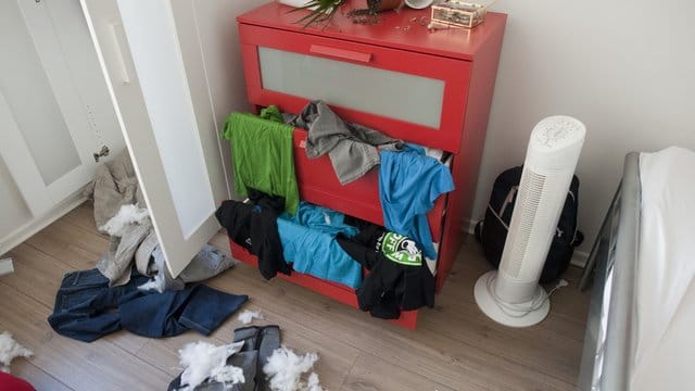 Betroffene sollten Einbruchsspuren erst nach Rücksprache mit ihrer Hausratversicherung beseitigen. Betroffene sollten Einbruchsspuren erst nach Rücksprache mit ihrer Hausratversicherung beseitigen.