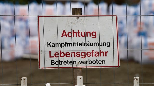 Ein Schild warnt vor der Kampfmittel-Räumung