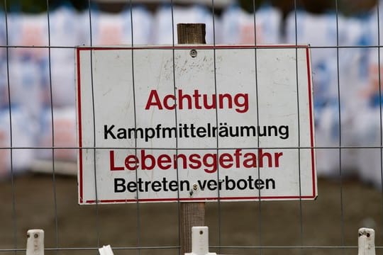 Ein Schild warnt vor der Kampfmittel-Räumung