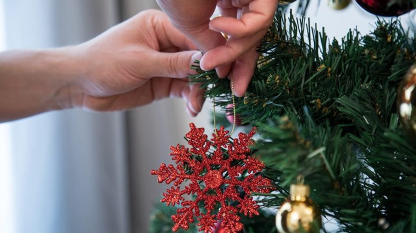 Wie viele Kugeln und Anhänger an einem Weihnachtsbaum für den perfekten Eindruck hängen sollten, lässt sich berechnen.