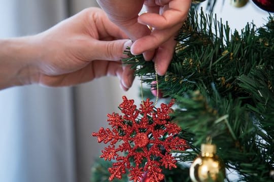 Wie viele Kugeln und Anhänger an einem Weihnachtsbaum für den perfekten Eindruck hängen sollten, lässt sich berechnen.