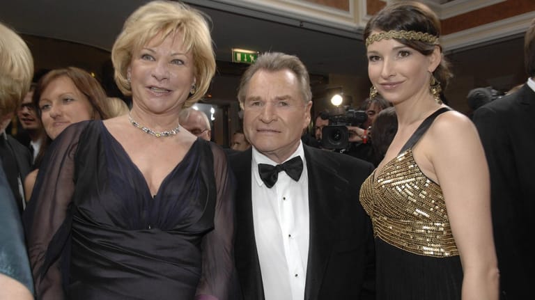 Fritz Wepper mit Frau Angela und Tochter Sophie: 2009 besuchte die Familie eine Preisverleihung. Sophie ist ebenfalls wie ihr Vater Schauspielerin geworden.