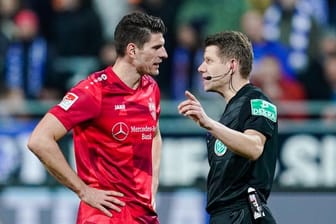 Schiedsrichter Patrick Ittrich erklärte dem Stuttgarter Mario Gomez die Abseitsentscheidung.