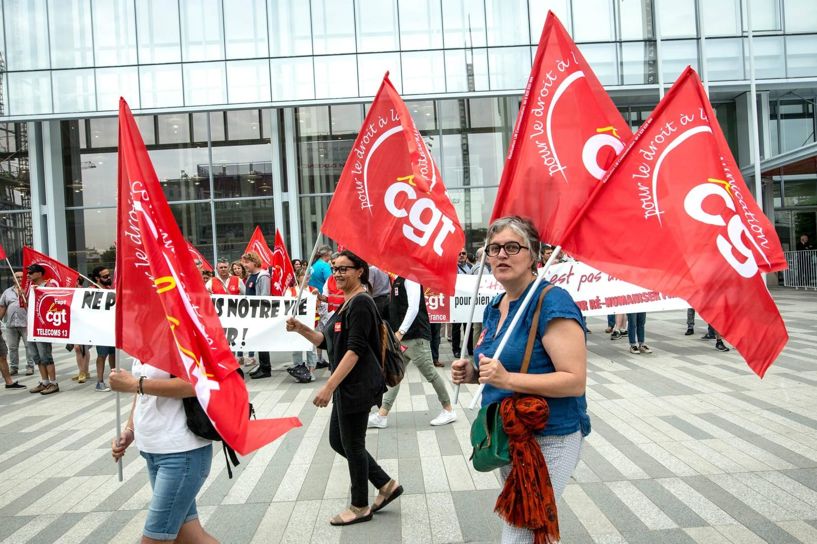 Demonstranten vorm Pariser Kriminalgericht während des Prozesses gegen Didier Lombard: Insgesamt sollen 39 Mitarbeiter bedrängt worden sein. Demonstranten vorm Pariser Kriminalgericht während des Prozesses gegen Didier Lombard: Insgesamt sollen 39 Mitarbeiter bedrängt worden sein.