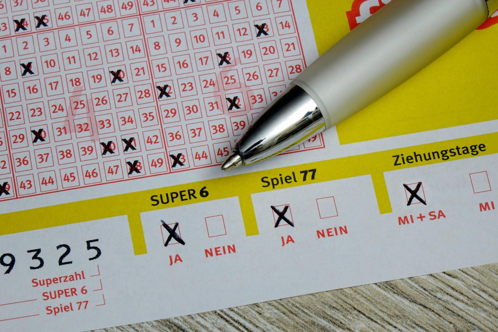 Lottoschein mit Super 6 und Spiel 77 (Symbolbild): Die Gewinnchancen beim klassischen Lotto liegen bei 1 zu 140 Millionen.