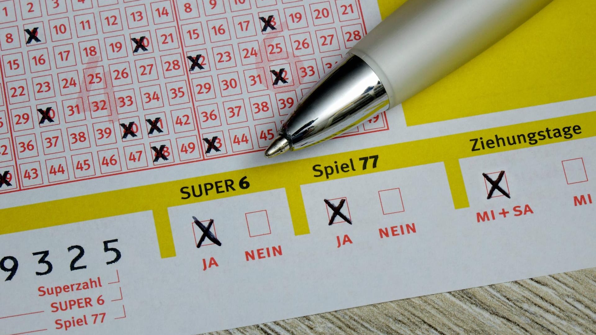 Lottoschein mit Super 6 und Spiel 77 (Symbolbild): Die Gewinnchancen beim klassischen Lotto liegen bei 1 zu 140 Millionen.