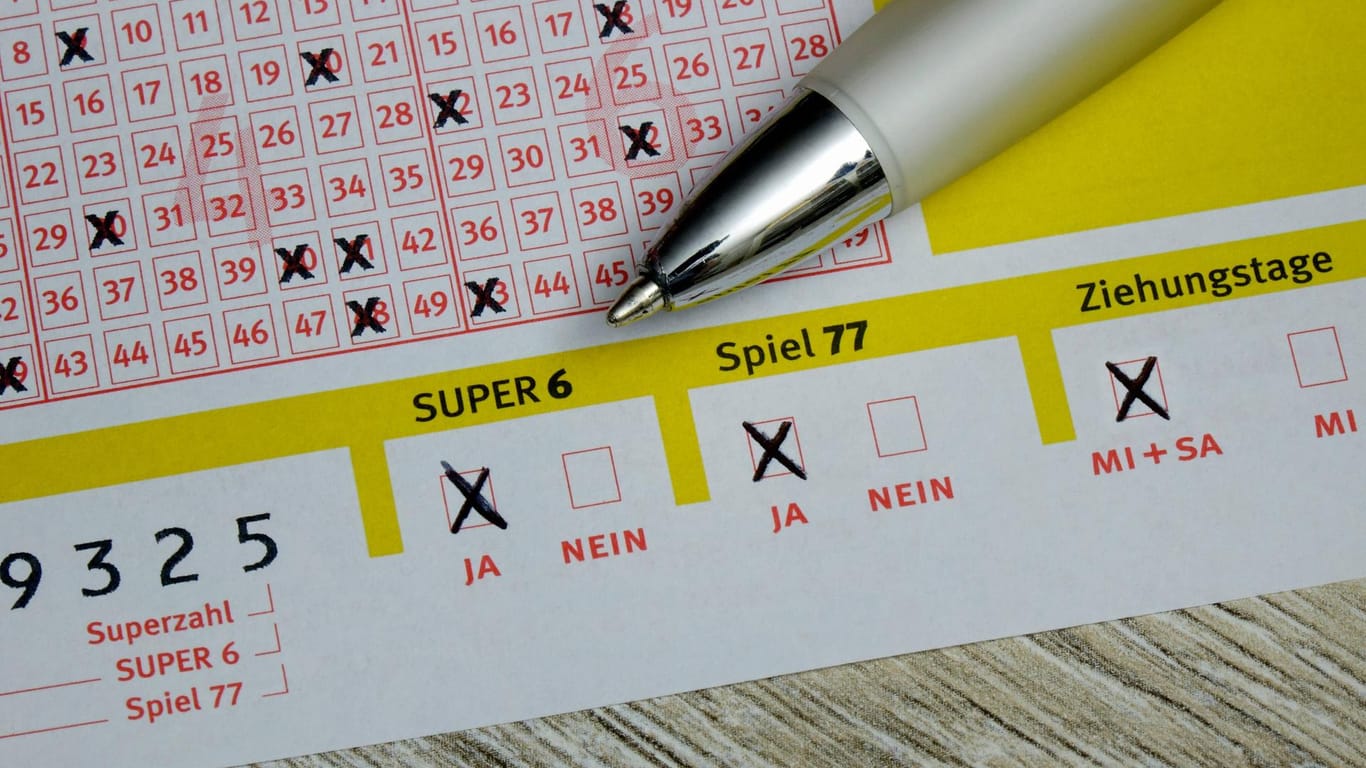Lottoschein mit Super 6 und Spiel 77 (Symbolbild): Die Gewinnchancen beim klassischen Lotto liegen bei 1 zu 140 Millionen.