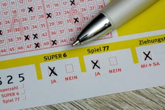 Lottoschein mit Super 6 und Spiel 77 (Symbolbild): Die Gewinnchancen beim klassischen Lotto liegen bei 1 zu 140 Millionen.