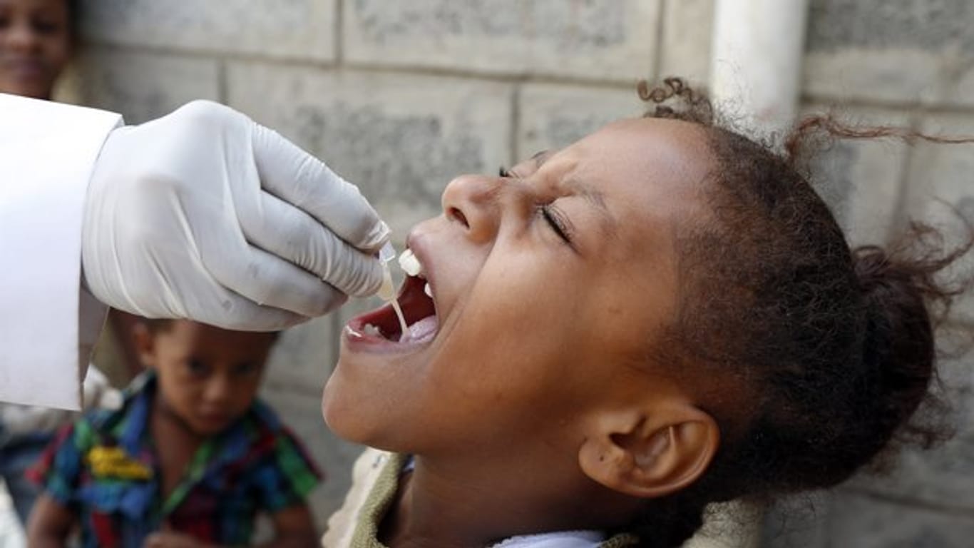 Jemenitisches Mädchen erhält Impfstoff gegen Cholera.