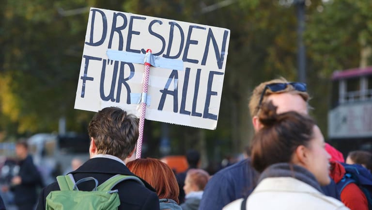 Ein Demonstrant hält ein Schild in Dresden: In der Stadt kommt es immer wieder zu rechtsextremen Gewalttaten.