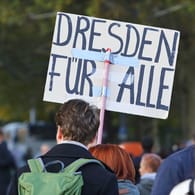 Ein Demonstrant hält ein Schild in Dresden: In der Stadt kommt es immer wieder zu rechtsextremen Gewalttaten.