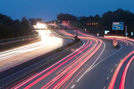 Es war zu erwarten: Die gekündigten Betreiberfirmen der Pkw-Maut wollen Schadenersatz.