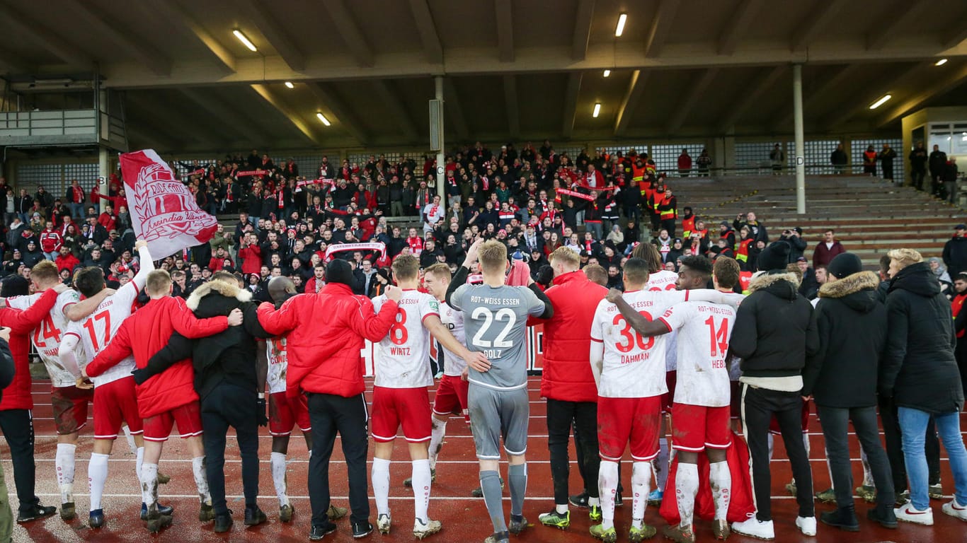 Die Rot-Weiss Essen-Mannschaft mit ihren Fans: Nach dem Spiel gegen Borussia Dortmund U23 feierten Team und Zuschauer.
