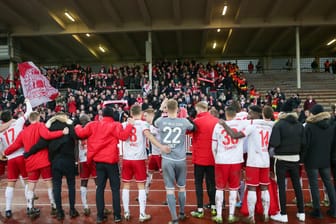 Die Rot-Weiss Essen-Mannschaft mit ihren Fans: Nach dem Spiel gegen Borussia Dortmund U23 feierten Team und Zuschauer.