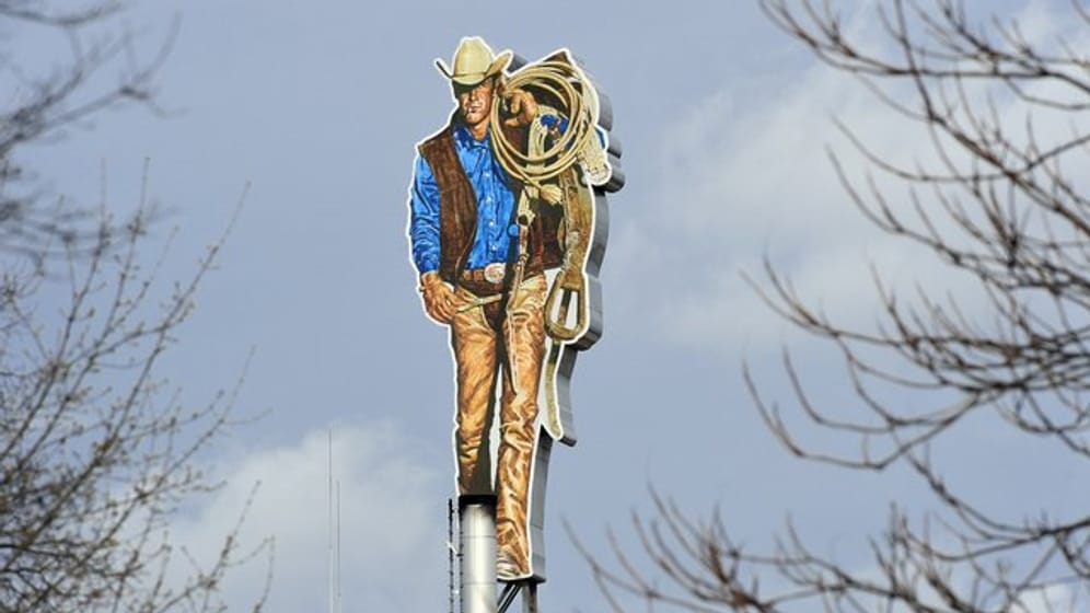 Der Marlboro Man steht auf dem Dach der Zigarettenfabrik
