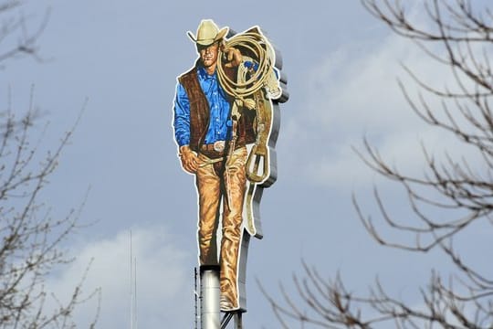 Der Marlboro Man steht auf dem Dach der Zigarettenfabrik