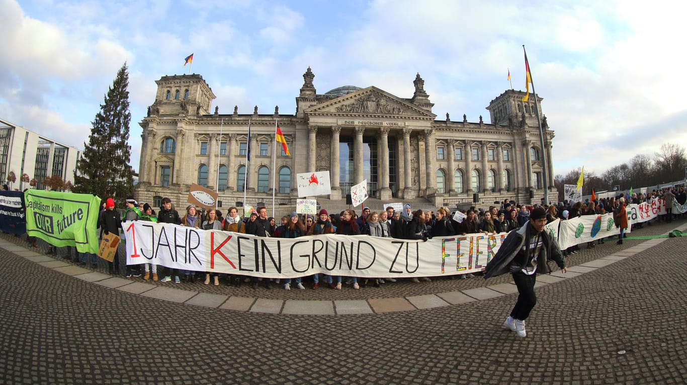 Klimaaktivisten demonstrieren vor dem Reichstag: Die Entscheidungen rund um das Klimapaket nehmen immer mehr an Fahrt auf.