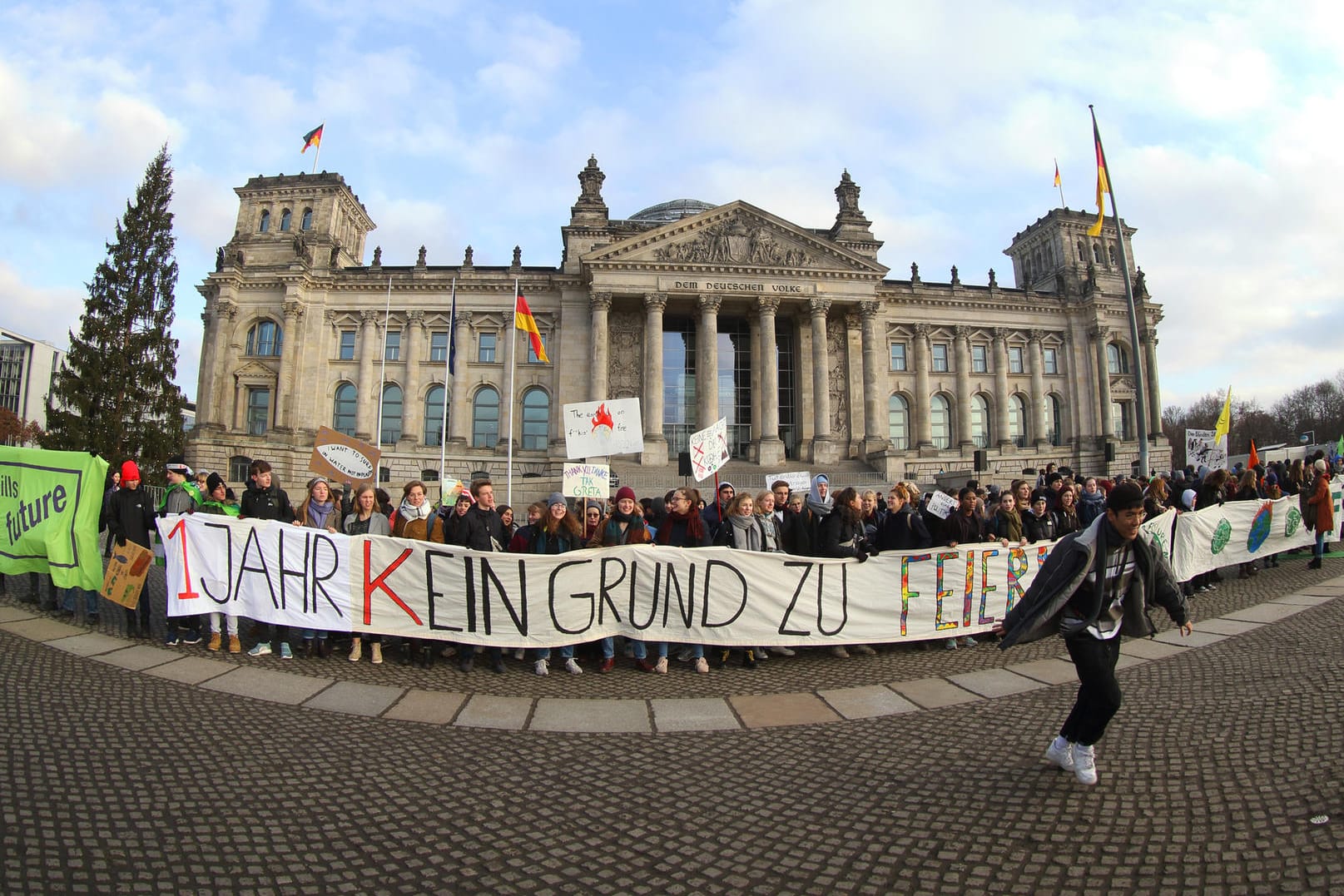 Klimaaktivisten demonstrieren vor dem Reichstag: Die Entscheidungen rund um das Klimapaket nehmen immer mehr an Fahrt auf.