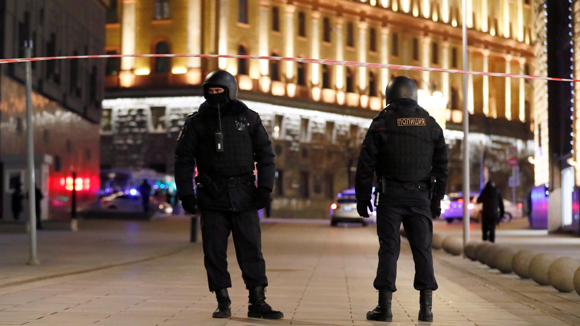 Polizisten vor dem FSB-Hauptquartier: Mindestens eine Person soll bei dem Angriff getötet worden sein.