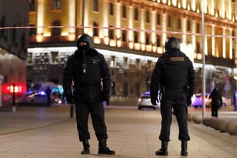Polizisten vor dem FSB-Hauptquartier: Mindestens eine Person soll bei dem Angriff getötet worden sein.