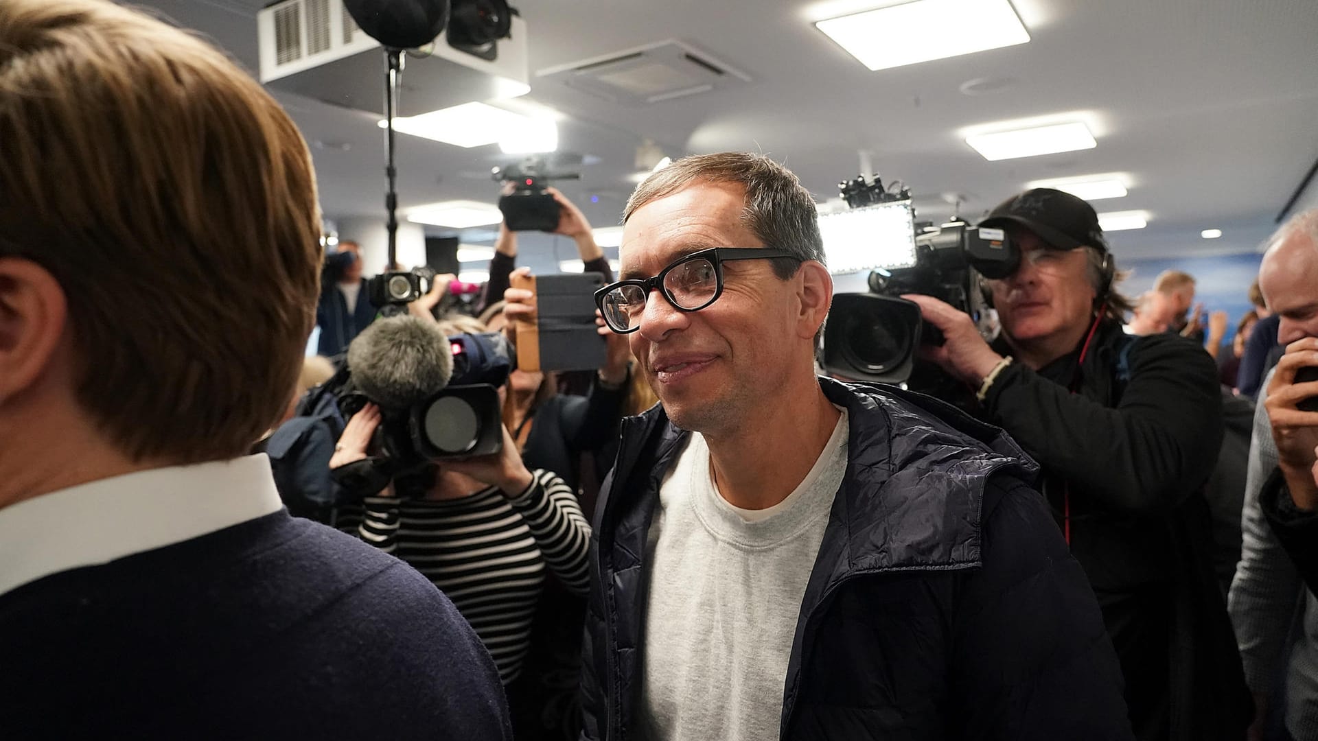 Jens Söring bei seiner Landung in Deutschland: Der Doppelmörder wurde euphorisch empfangen. Dafür gab es Kritik. Jens Söring bei seiner Landung in Deutschland: Der Doppelmörder wurde euphorisch empfangen. Dafür gab es Kritik.
