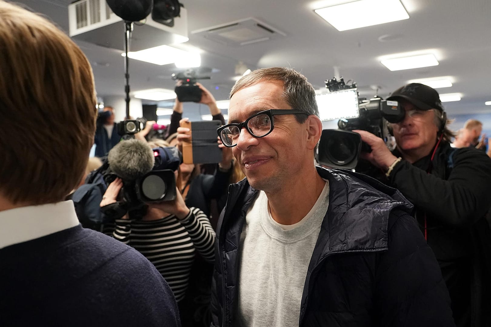 Jens Söring bei seiner Landung in Deutschland: Der Doppelmörder wurde euphorisch empfangen. Dafür gab es Kritik.