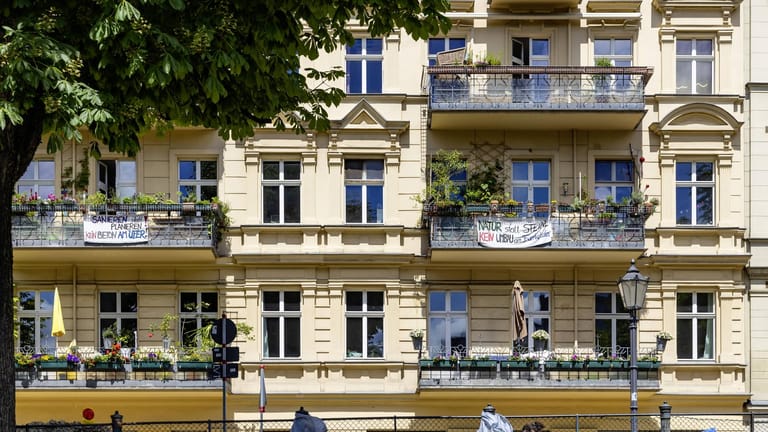 Mehrfamilienhaus in Berlin: Wohnungsmieter wehren sich mit Transparenten gegen Mietpreisspekulation.