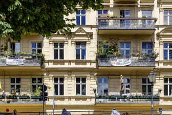 Mehrfamilienhaus in Berlin: Wohnungsmieter wehren sich mit Transparenten gegen Mietpreisspekulation.