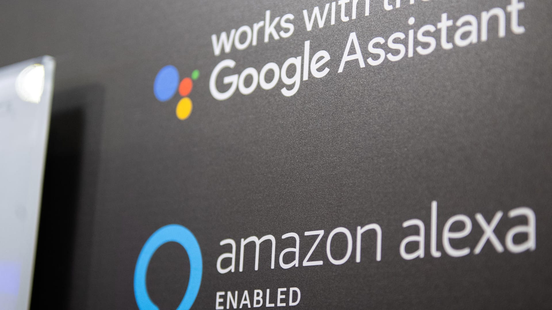 Die Logos von Amazon Alexa und dem Google Assistant zeigen am 10.01.2019 auf der Consumer Electronics Show (CES) in Las Vegas (USA) an, dass ein Gerät mit Sprachassistenten ausgerüstet ist.