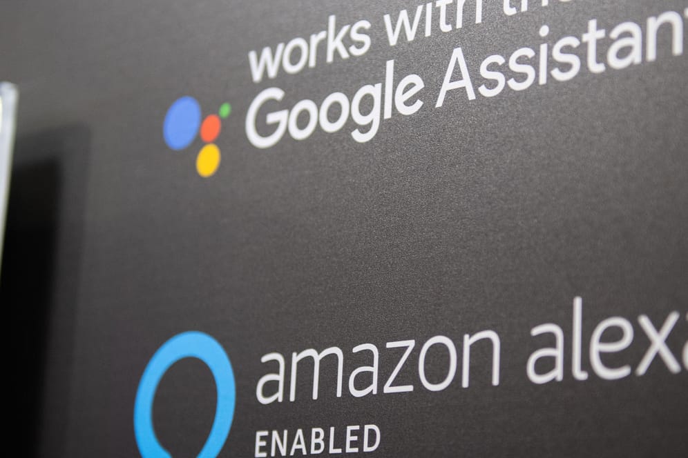 Die Logos von Amazon Alexa und dem Google Assistant zeigen am 10.01.2019 auf der Consumer Electronics Show (CES) in Las Vegas (USA) an, dass ein Gerät mit Sprachassistenten ausgerüstet ist.