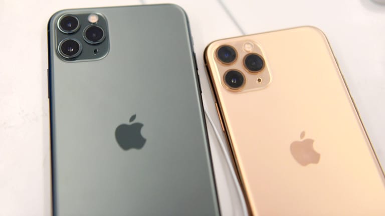 Das iPhone 11 Pro und iPhone 11 Pro Max liegen auf einem Tisch: Das Preisvergleichsportal billiger.de rät Smartphone-Käufern, sich bis März zu gedulden.