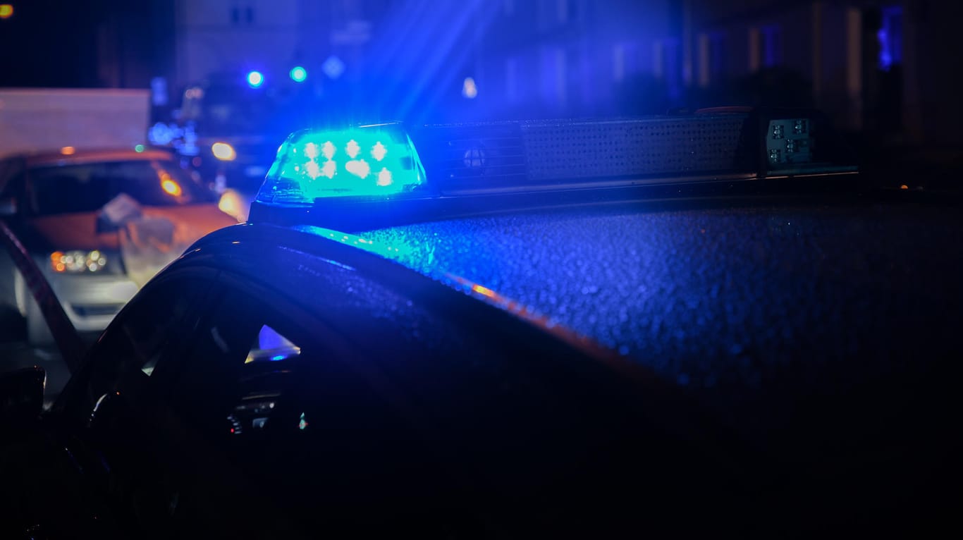 Ein Polizeiwagen mit Blaulicht: Nach einem heftigen Streit zwischen Ex-Partnern musste die Polizei eingreifen. (Symbolbild)