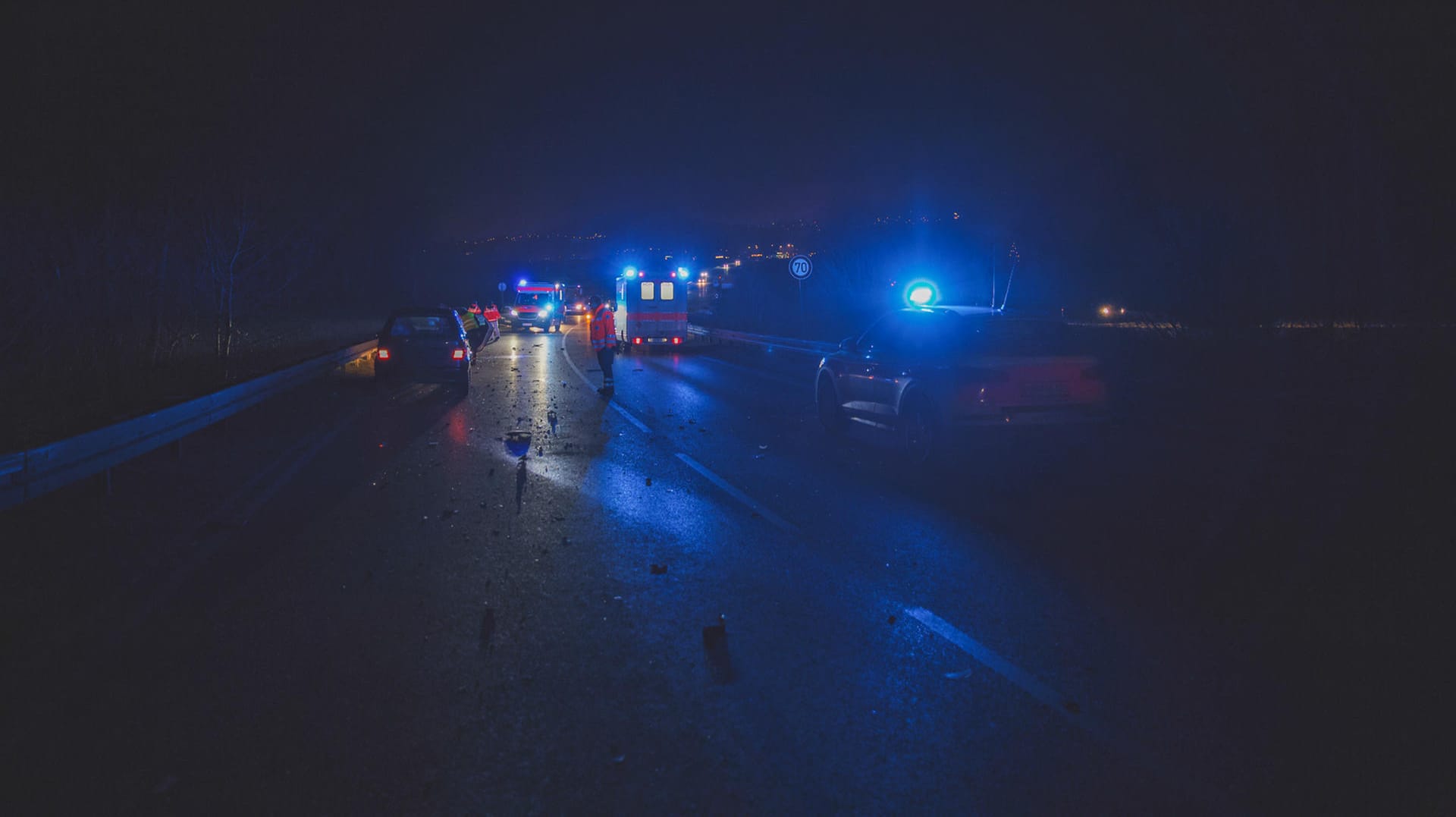 Einsatzkräfte bei einem Unfall auf der Bundesstraße: Für zwei Menschen kam jede Rettung zu spät. (Symbolbild) Einsatzkräfte bei einem Unfall auf der Bundesstraße: Für zwei Menschen kam jede Rettung zu spät. (Symbolbild)
