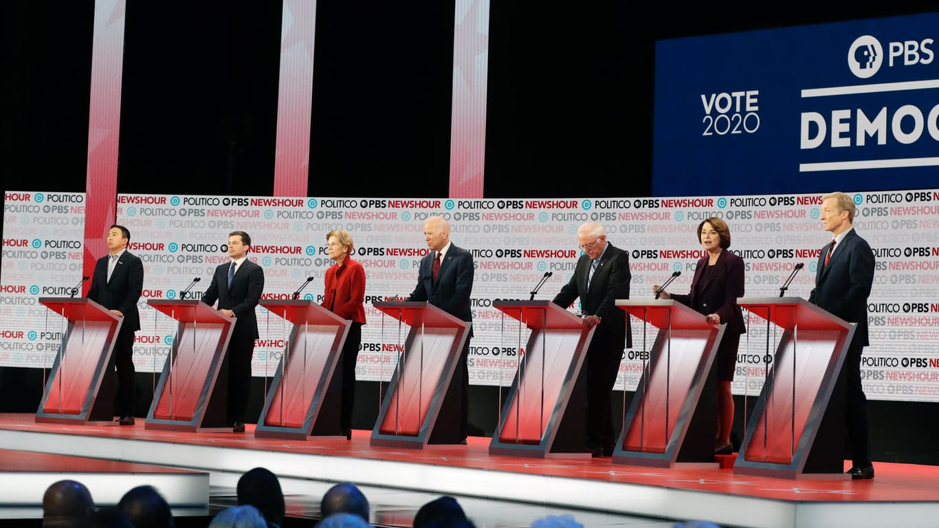 Die demokratischen Bewerber um die Präsidentschaftskandidatur – Andrew Yang (l-r), Pete Buttigieg, Elizabeth Warren, Joe Biden, Bernie Sanders, Amy Klobuchar, und Tom Steyer – stehen im Rahmen der sechsten TV-Debatte auf der Bühne nebeneinander.