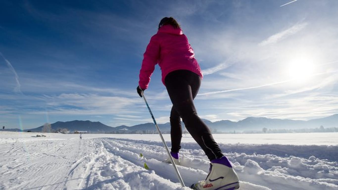 Beim Ski-Langlauf kommt fast jede Muskelgruppe zum Einsatz - das ist gut für die Durchblutung und damit auch fürs Herz.