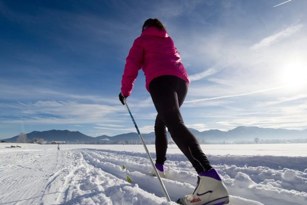 Beim Ski-Langlauf kommt fast jede Muskelgruppe zum Einsatz - das ist gut für die Durchblutung und damit auch fürs Herz.