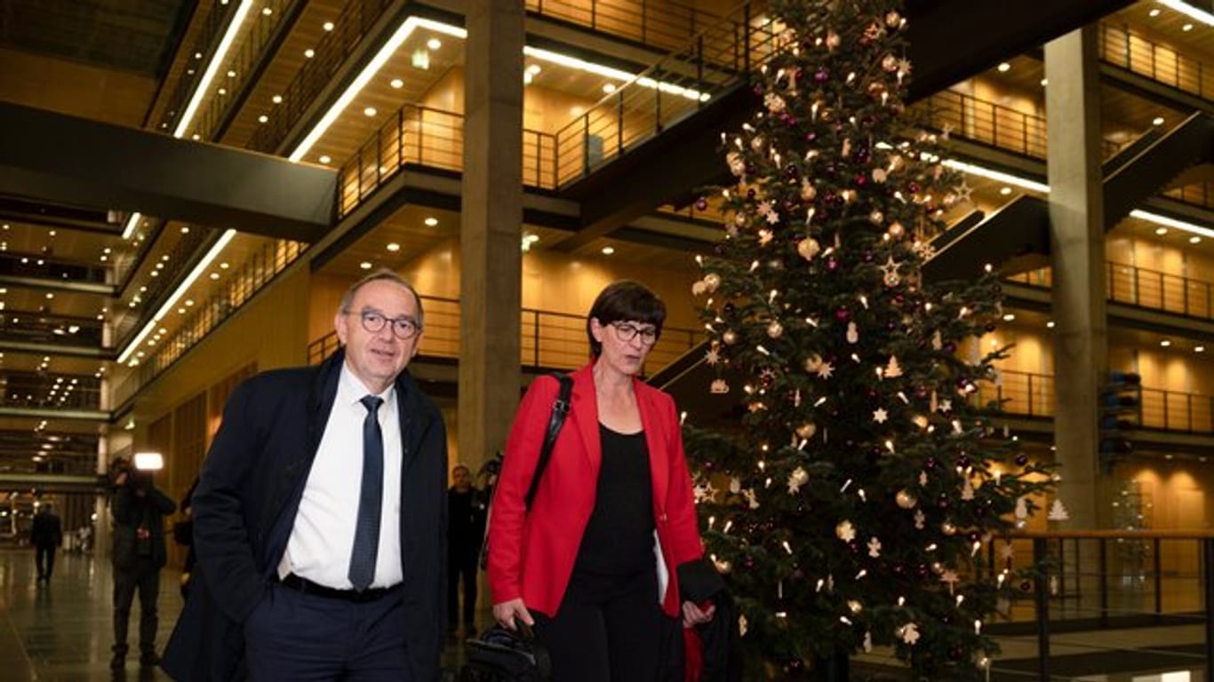 Norbert Walter-Borjans und Saskia Esken am Donnerstag auf dem Weg zum Kennlerntreffen mit den Vorsitzenden der Unions-Parteien.