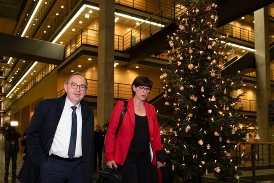 Norbert Walter-Borjans und Saskia Esken am Donnerstag auf dem Weg zum Kennlerntreffen mit den Vorsitzenden der Unions-Parteien.