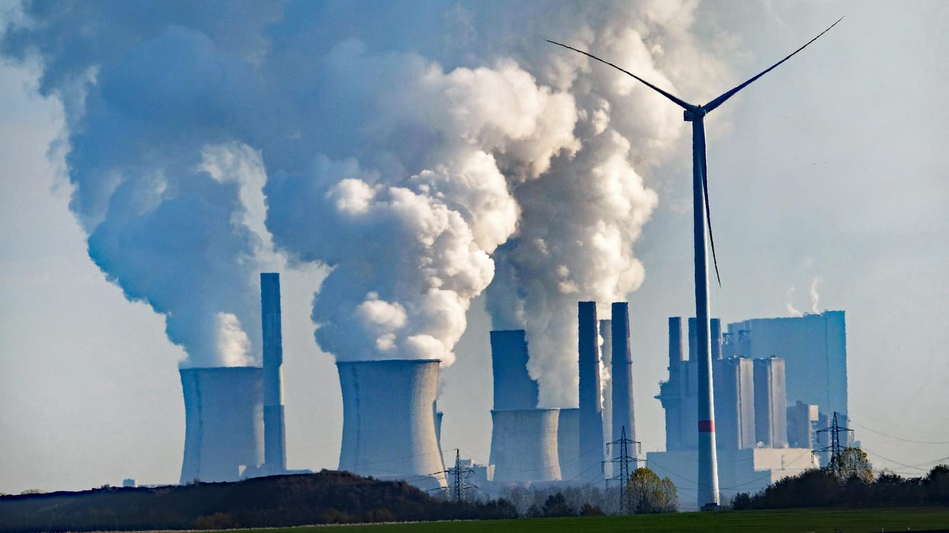 Ein Braunkohlekraftwerk: Der höhere CO2-Preis soll fossile Heiz- und Kraftstoffe verteuern, damit Bürger und Industrie klimafreundliche Technologien kaufen und entwickeln.
