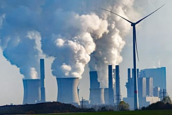 Ein Braunkohlekraftwerk: Der höhere CO2-Preis soll fossile Heiz- und Kraftstoffe verteuern, damit Bürger und Industrie klimafreundliche Technologien kaufen und entwickeln.