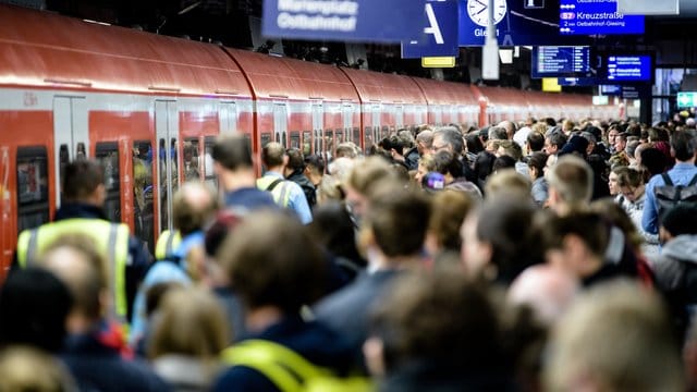 Dicht gedrängt warten die Menschen an einem Bahnsteig auf eine S-Bahn. Dicht gedrängt warten die Menschen an einem Bahnsteig auf eine S-Bahn.