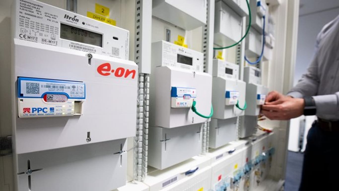 Intelligente Messsysteme für Strom des Energieversorgers Eon, ausgerüstet mit LTE Smart Meter Gateways, sind in einem Prüf- und Testsystem zu sehen.