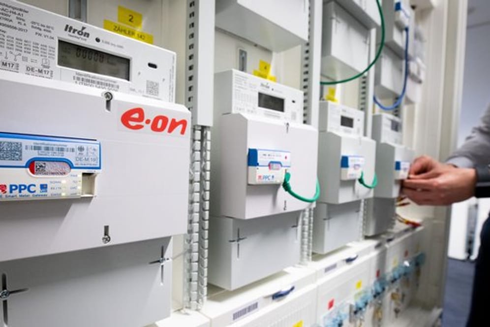 Intelligente Messsysteme für Strom des Energieversorgers Eon, ausgerüstet mit LTE Smart Meter Gateways, sind in einem Prüf- und Testsystem zu sehen.