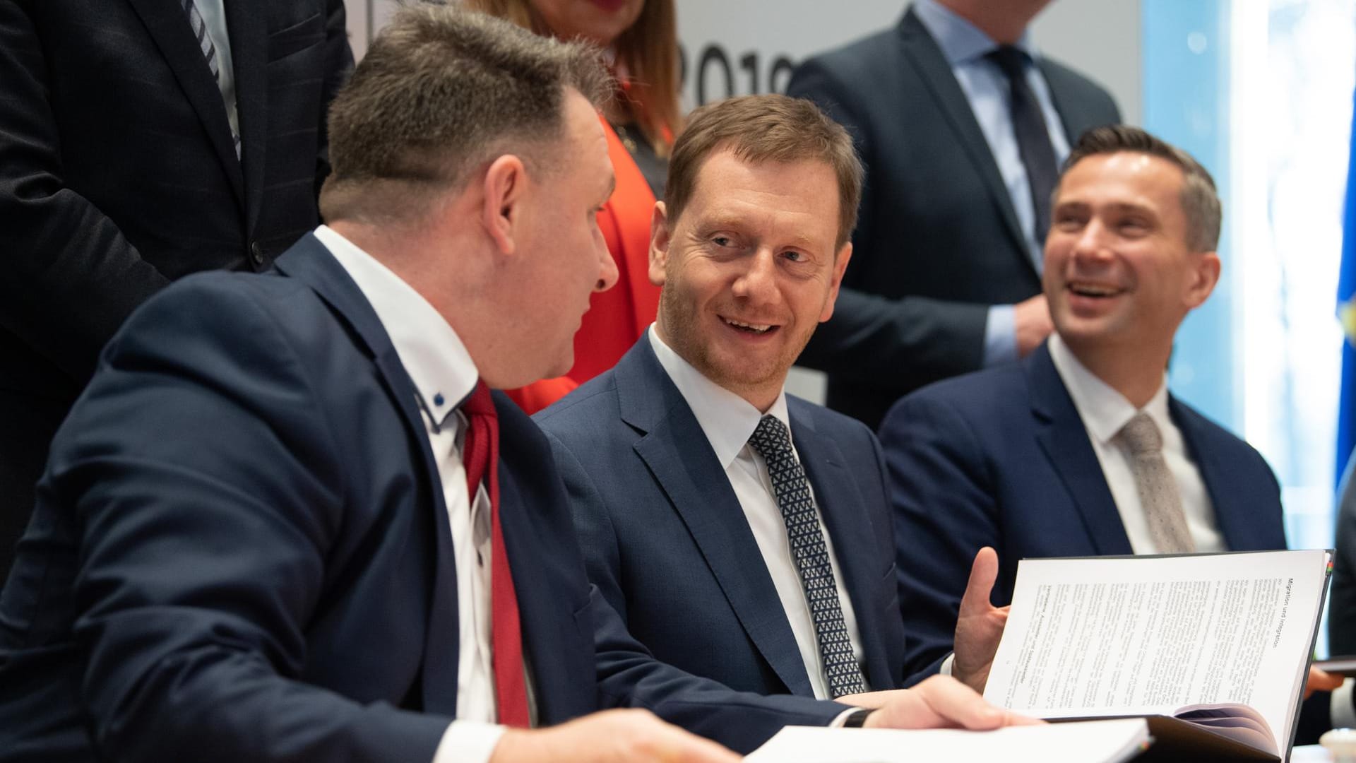 Michael Kretschmer mit den Vorsitzenden von SPD und Grünen in Sachsen: Der Ministerpräsident soll am Vormittag im Landtag vereidigt werden. Michael Kretschmer mit den Vorsitzenden von SPD und Grünen in Sachsen: Der Ministerpräsident soll am Vormittag im Landtag vereidigt werden.