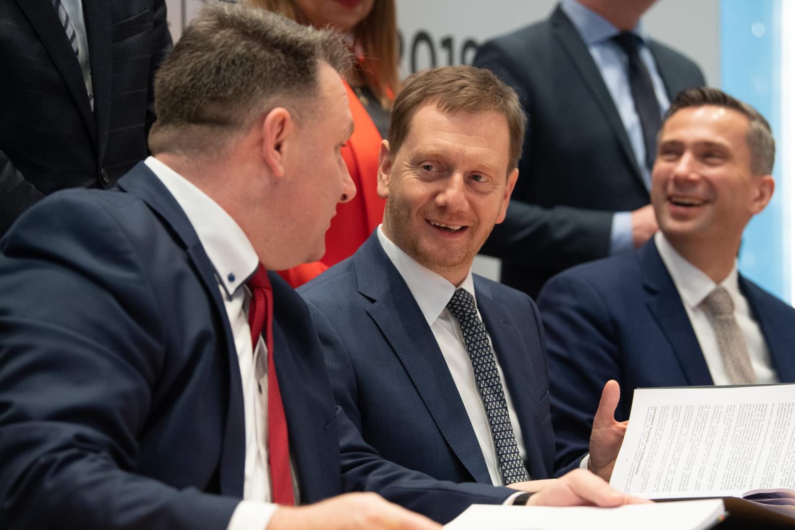 Michael Kretschmer mit den Vorsitzenden von SPD und Grünen in Sachsen: Der Ministerpräsident soll am Vormittag im Landtag vereidigt werden.