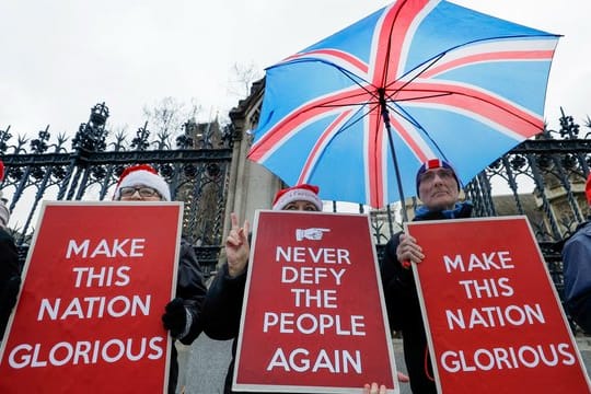 Befürworter des Brexit halten Plakate mit den Aufschriften "Never defy the people again" (Bietet den Bürgern nie wieder die Stirn) und "Make this nation glorious" (Macht diese Nation prächtig) vor dem britischen Parlament.