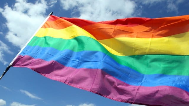 Weil er eine Regenbogenfahne von einer Kirchenfassade abgerissen und verbrannt hat, ist ein Mann im US-Bundesstaat Iowa zu rund 16 Jahren Haft verurteilt worden. Weil er eine Regenbogenfahne von einer Kirchenfassade abgerissen und verbrannt hat, ist ein Mann im US-Bundesstaat Iowa zu rund 16 Jahren Haft verurteilt worden.