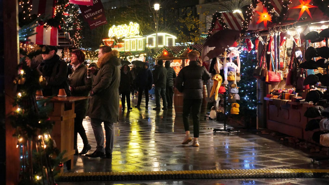 Ein Weihnachtsmarkt im Regen: Schnee wird es über Weihnachten wieder keinen geben – stattdessen könnte es regnen.