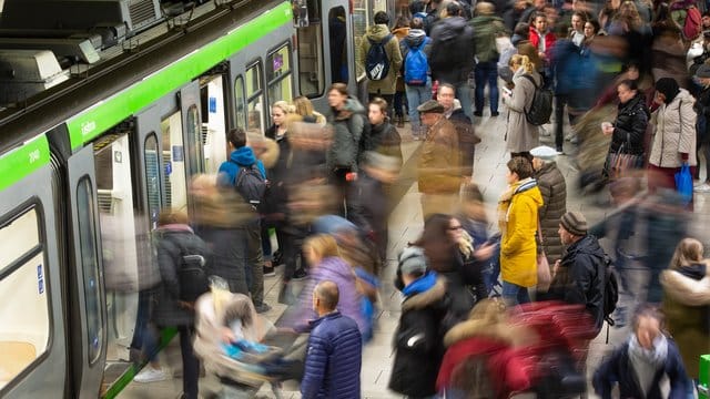 Immer mehr Menschen nutzen Bus und Bahn. Immer mehr Menschen nutzen Bus und Bahn.