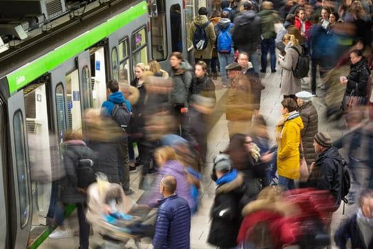 Immer mehr Menschen nutzen Bus und Bahn.